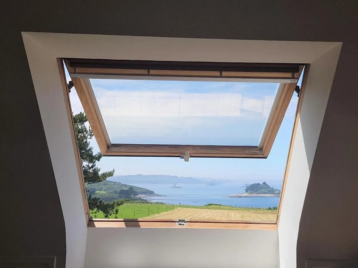 Holiday Home With Sea View, Plougasnou 0*,  França